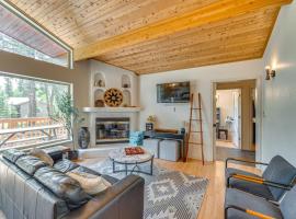 Stylish, Serene Angel Fire Cabin with Hot Tub!, Hotel in Angel Fire