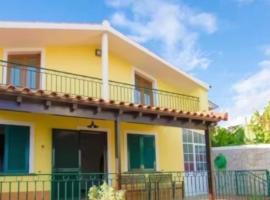 House near CR7 Museum, golfhotel in Funchal