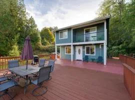 Herron Island Cabin with Deck Walk to Beach!