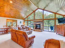 Pennsylvania Cabin Hideaway Hot Tub and Deck!, Hotel in Belleville