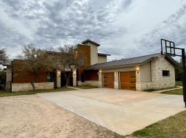 Upscale Modern Hill Country Home! Has it ALL!, hotel i Wimberley