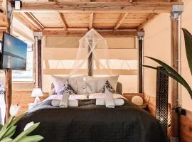 Glamping Lodge Natural Living Bodensee Nähe mit Terasse, Grill, Smart TV