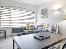 3-Bedroom Apartment Sleeps 6 I Free Parking Near London