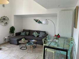 Pretty harbour house with garden, ξενοδοχείο σε Mandelieu-la-Napoule