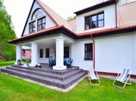 Comfortable holiday villa with fireplace, garden, хотел в Pollnow