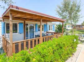 Mobile home in the Rosolina-Mare with a shared pool, hotel v destinaci Rosolina Mare