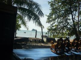 Pasai Beach Lodge เกสต์เฮาส์ในเกาะยาวน้อย