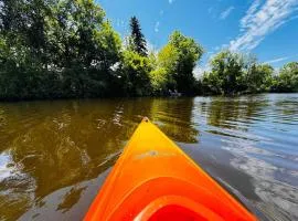 Peaceful Waterfront Cottage on Georgina
