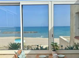 Grand large Appartement terrasse front de mer Barcarès, hotel din Le Barcarès