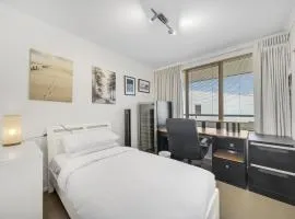 Bright 2-Bed with Private Balcony by Telopea Park