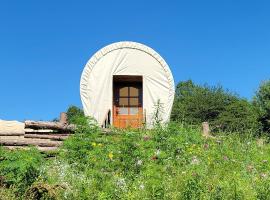Covered Wagons Hill Camp - WAGON 3, hotel in Lenoir