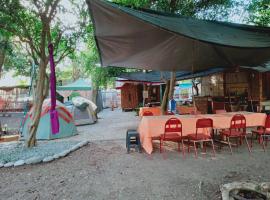 Jungle Aerial Arts Namaste Camp, hotel sa parkingom 
