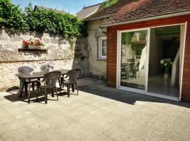 Gîte tout inclus au cœur de Descartes, idéal pour familles, proche sites touristiques, confort assuré - FR-1-381-586, Hotel in Descartes
