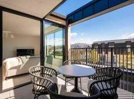Wanaka Modern Apartment with Balcony views Sleeps 4