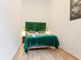 Lovely 1BR & 1LR Ground Floor Gem 15 min to City Center via U3
