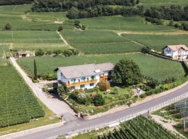 Sonnenhof- Urlaub auf den Bauernhof, Hotel in Montan