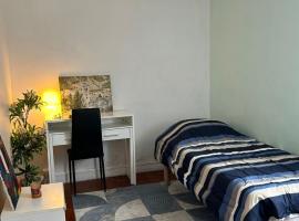 Chambre équipée et meublée- Porte des Lilas, Hotel in Paris