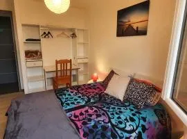 Chambre privée et cuisine chez l'habitant