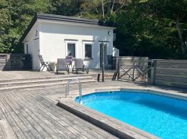 Pool House, hotel con pileta en Tyres&ouml;