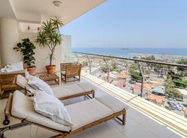 Amazing Sea and Marina View City Center 2BDR Flat, hotelli Larnakassa