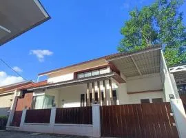Rumah Besar dg Kolam Ikan diKota