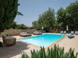 Villa Ellie - heated pool, playground, garden & BBQ!