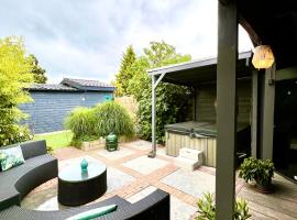 Buddha style family house & jacuzzi & sauna near Amsterdam, hotel in Vijfhuizen