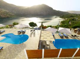 Lake View Suites Private Pool Villas with Panoramic Lake Kournas Views Near Chania, hotelli kohteessa Kávallos