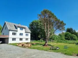 Sommerhus med 4 soverom og sjøutsikt