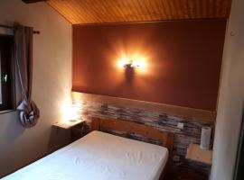 Les Chalets du Roc, hotel di Alzon