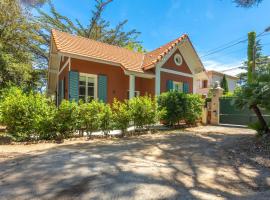 Chalet au bord de l'eau, Hotel in Fréjus