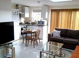 Luxury London Ensuite Double Room, Park free, Tram-Train!, hotel v destinaci Mitcham