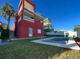 Chalet con piscina privada y aacc