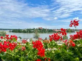 Artystyczna przestrzeń z widokiem na jeziora