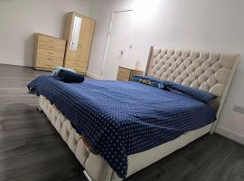 Spacious Full Home - Perfect for Families & Groups, hotel in Oldbury