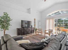 Stunning 4-bedroom Villa w/ Pool - Close to Disney Parks and Gulf Courses!, hotel v destinaci Davenport