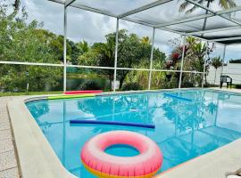 4BR Villa Poolside escape Lush garden views, hotel a Sunrise