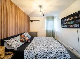 COMFORTABLE SPARE ROOM with KING SIZE BED, Near Sheffield Centre