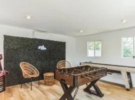Modern Log Cabin at the beach with Hot Tub, Game Room and Fire Pit