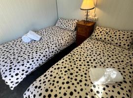 Bungalow GOLOSINA, μπανγκαλόου σε Torrelaguna