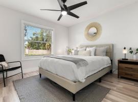 Cozy 2BR Florida Home Near the Shore, Hotel in Osprey