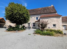 Charmant Gîte en Berry avec Étang, Terrasse et Spa à Proximité - FR-1-591-407, ξενοδοχείο σε Douadic