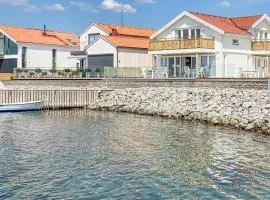 2 Bedroom Cozy Apartment In Rönnäng
