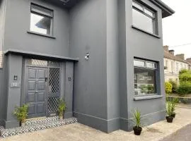 Twelve - Boutique Guest House -Galway City Centre -6 Bed En-Suite - Free Parking