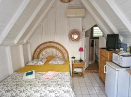 Petite case creole avec jardin au calme, hotel em Marigot