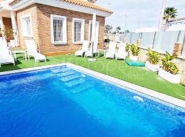 Beautiful and Peacefull 3 Bed Villa with Private Pool, AC, Wi-Fi, Hotel in Avileses