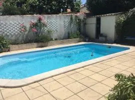 Maison avec piscine en ville