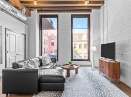 Stylish Riverfront Loft- Gym - Walk to Arch, Casino, Conventions, apartment in Saint Louis