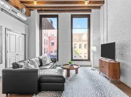 Stylish Riverfront Loft- Gym - Walk to Arch, Casino, Conventions