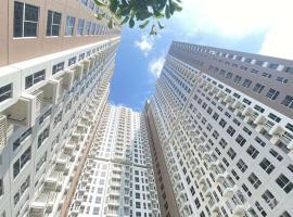 Well Furnished Studio Room at High Floor Tokyo Riverside PIK 2 Apartment By Travelio, hotel em Rawalembang